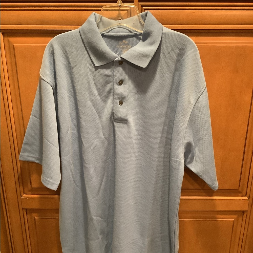 NWOT MANS BLUE KNIT SHORT SLEEVE SHIRT 👩